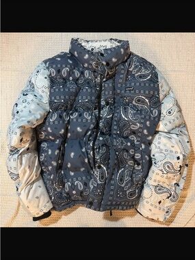 Levi’s Bandana Paisley Print Blue Puffer Jacket Large